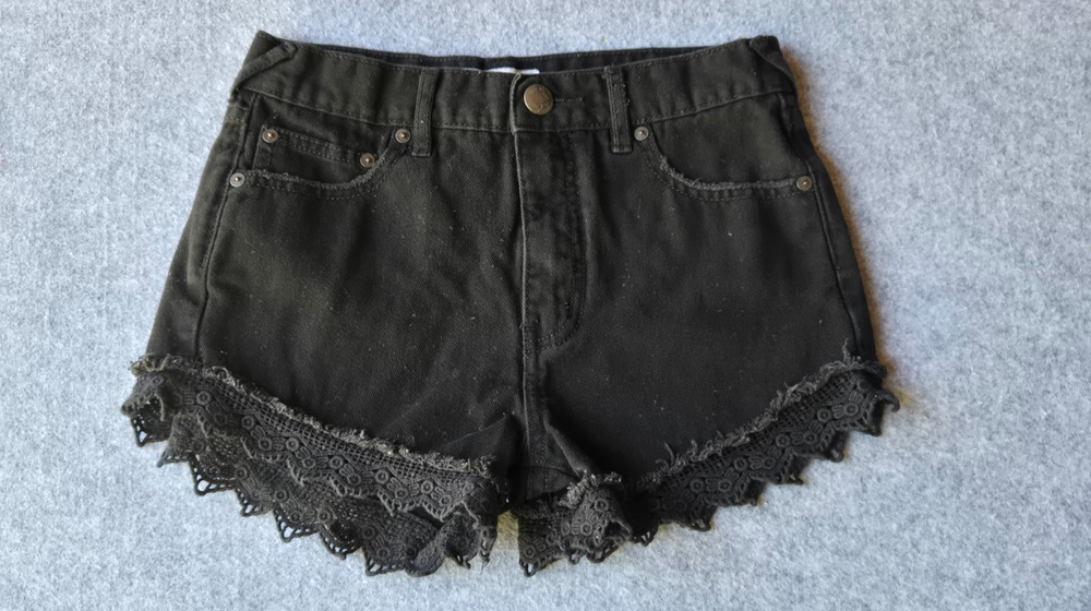 Free People Denim Short Shorts Black Crochet Border Trim Size 25 (26"x2.5")